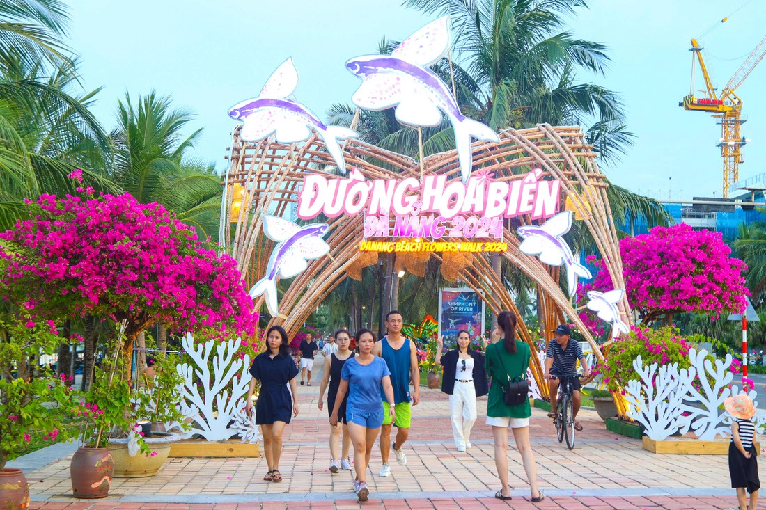 Da Nang beach flower walk draws huge crowds