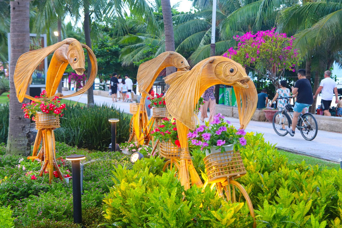 The Da Nang beach flower walk in Da Nang City, central Vietnam features many art works. Photo: Thanh Nguyen