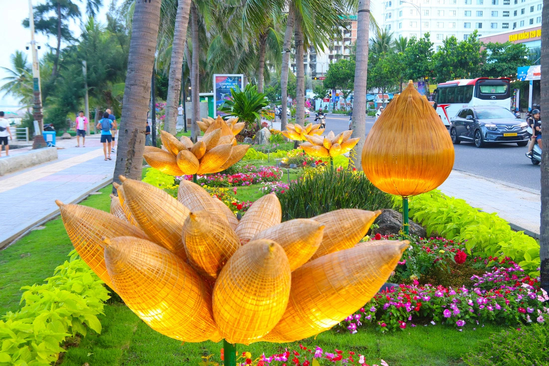 Flowers made from bamboo are one of the highlights of the newly-launched beach flower walk in Da Nang City, central Vietnam. Photo: Thanh Nguyen