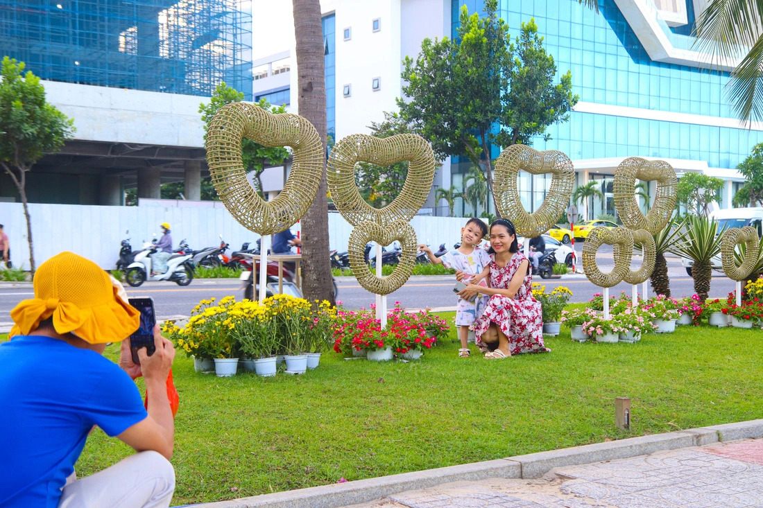 Visitors pose for a photo along the newly-launched beach flower walk in Da Nang City, central Vietnam. Photo: Thanh Nguyen