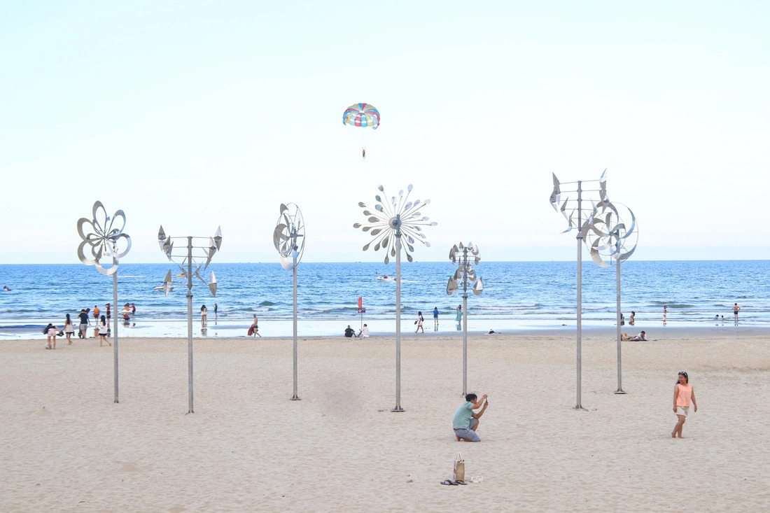 Stainless steel flowers, which spin in the wind, are seen along the newly-launched beach flower walk in Da Nang City, central Vietnam. Photo: Thanh Nguyen