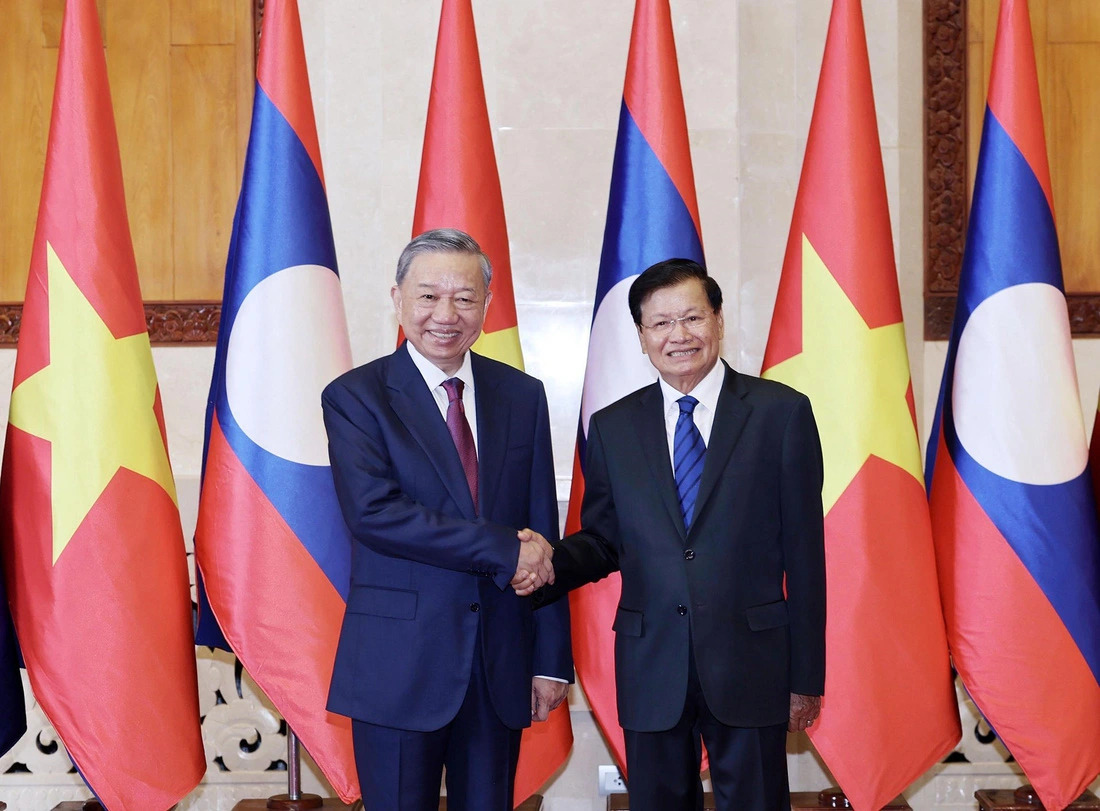 Vietnam’s State President To Lam shakes hand with General Secretary of the Lao People's Revolutionary Party and President of Laos Thongloun Sisoulith in Vientiane, Laos on July 11, 2024. Photo: VNA