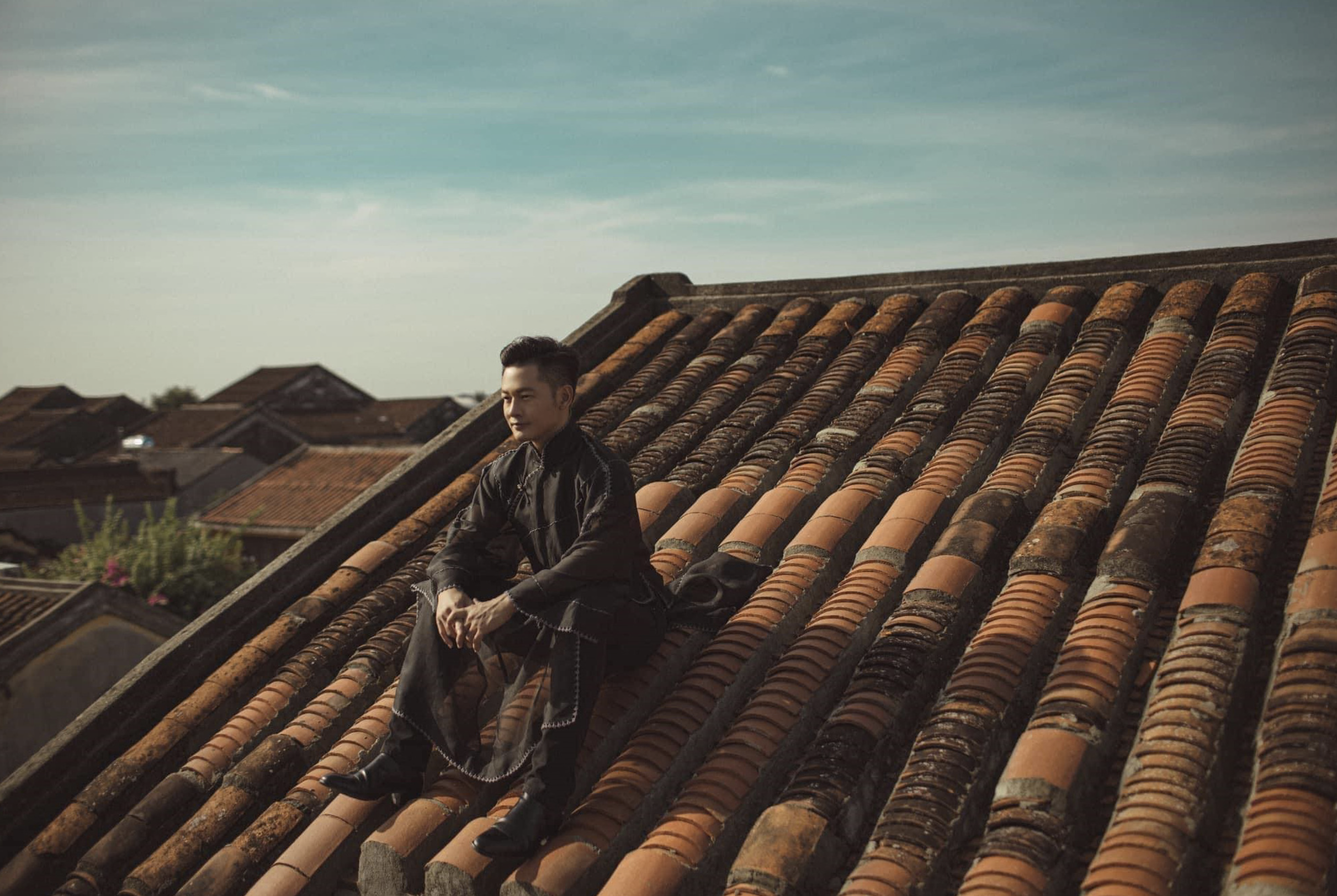 Vietnamese singer causes outrage by posing on an old house in Hoi An