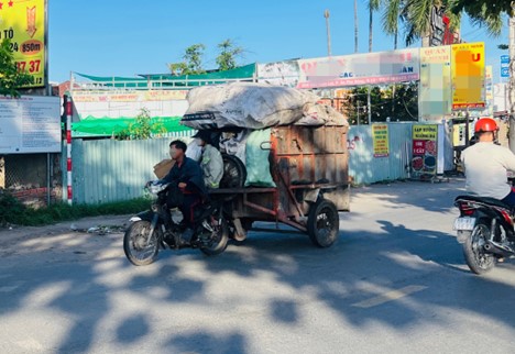 A rudimentary garbage vehicle with garbage piling up high is seen in District 12, Ho Chi Minh City.