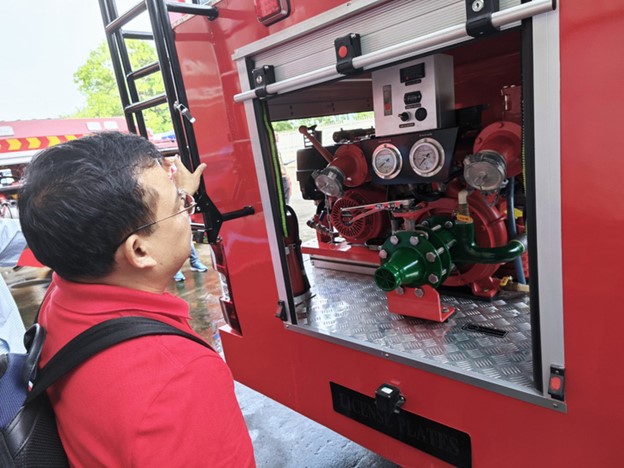 The fire pickup truck was completely assembled in Vietnam, using accessories of Japan’s Isuzu and locally-produced parts. Photo: Cong Trung / Tuoi Tre