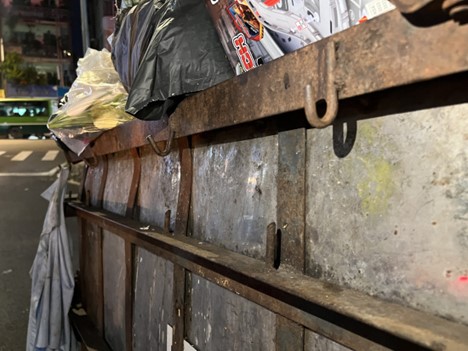 Many garbage collectors add iron hooks to hang bags of trash.