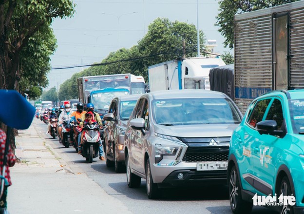 Cars, trucks encroach on motorbike lanes in Ho Chi Minh City