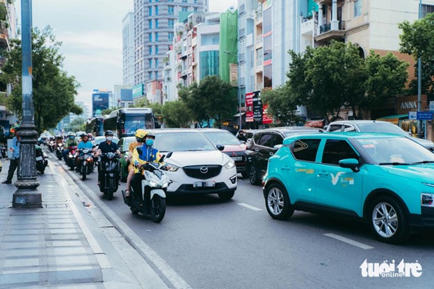 Many cars encroach on the motorbike lane, making traffic more chaotic on Nam Ky Khoi Nghia Street in District 3, Ho Chi Minh City. Photo: Thanh Hiep / Tuoi Tre