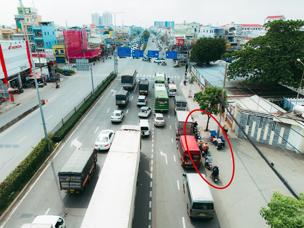 Motorbike riders are forced to run on the sidewalk of National Highway 22 in Ho Chi Minh City. Photo: Thanh Hiep / Tuoi Tre