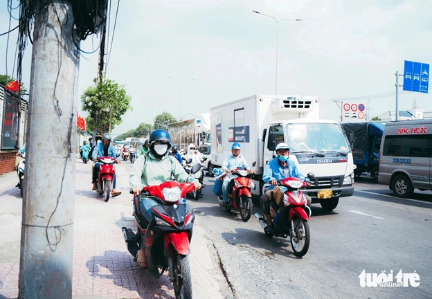 Many motorbike riders have to travel on the sidewalk to avoid cars. Photo: Thanh Hiep / Tuoi Tre