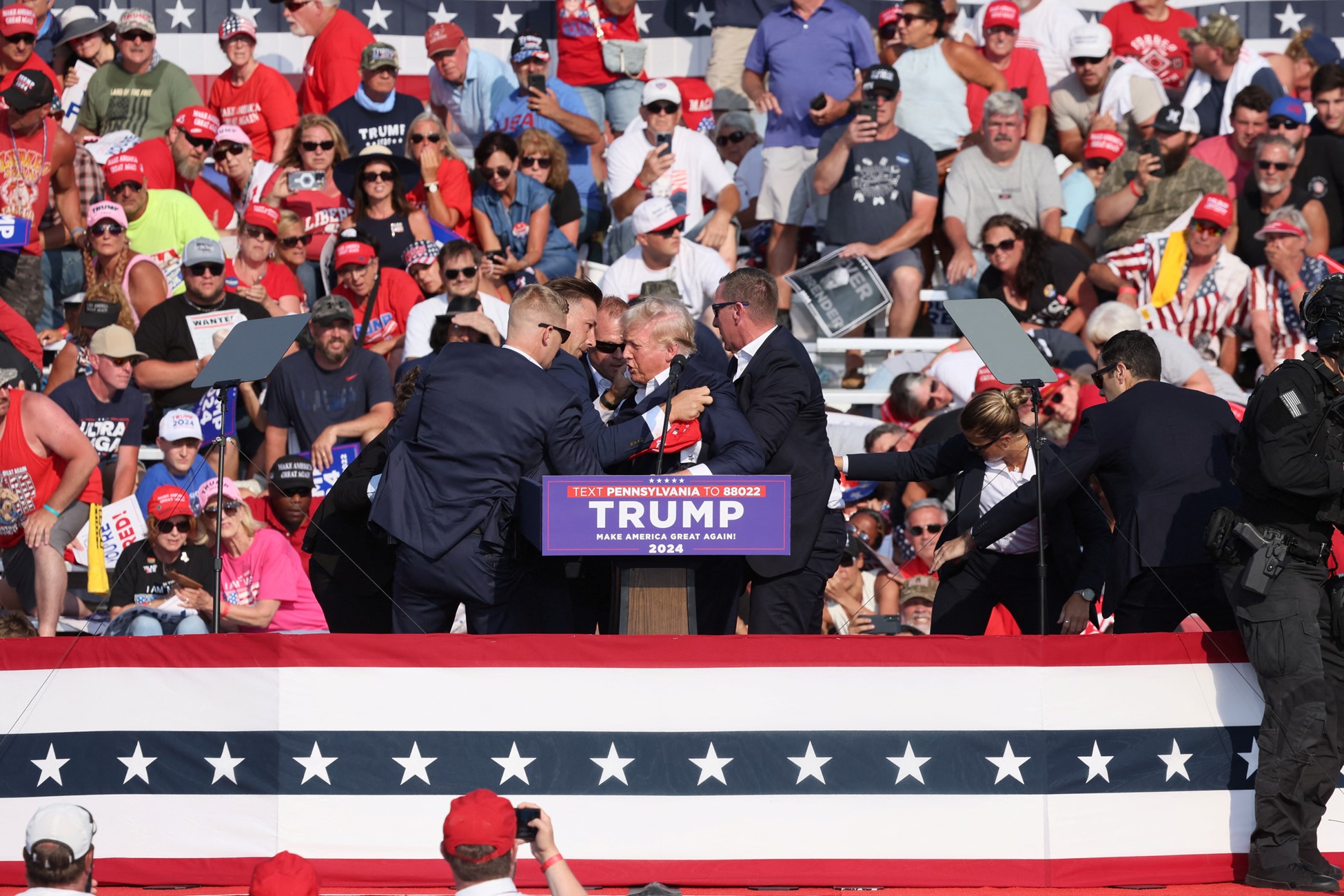 Secret Service assists Donald Trump during a campaign rally at the Butler Farm Show in Butler, Pennsylvania, July 13. Photo: Reuters