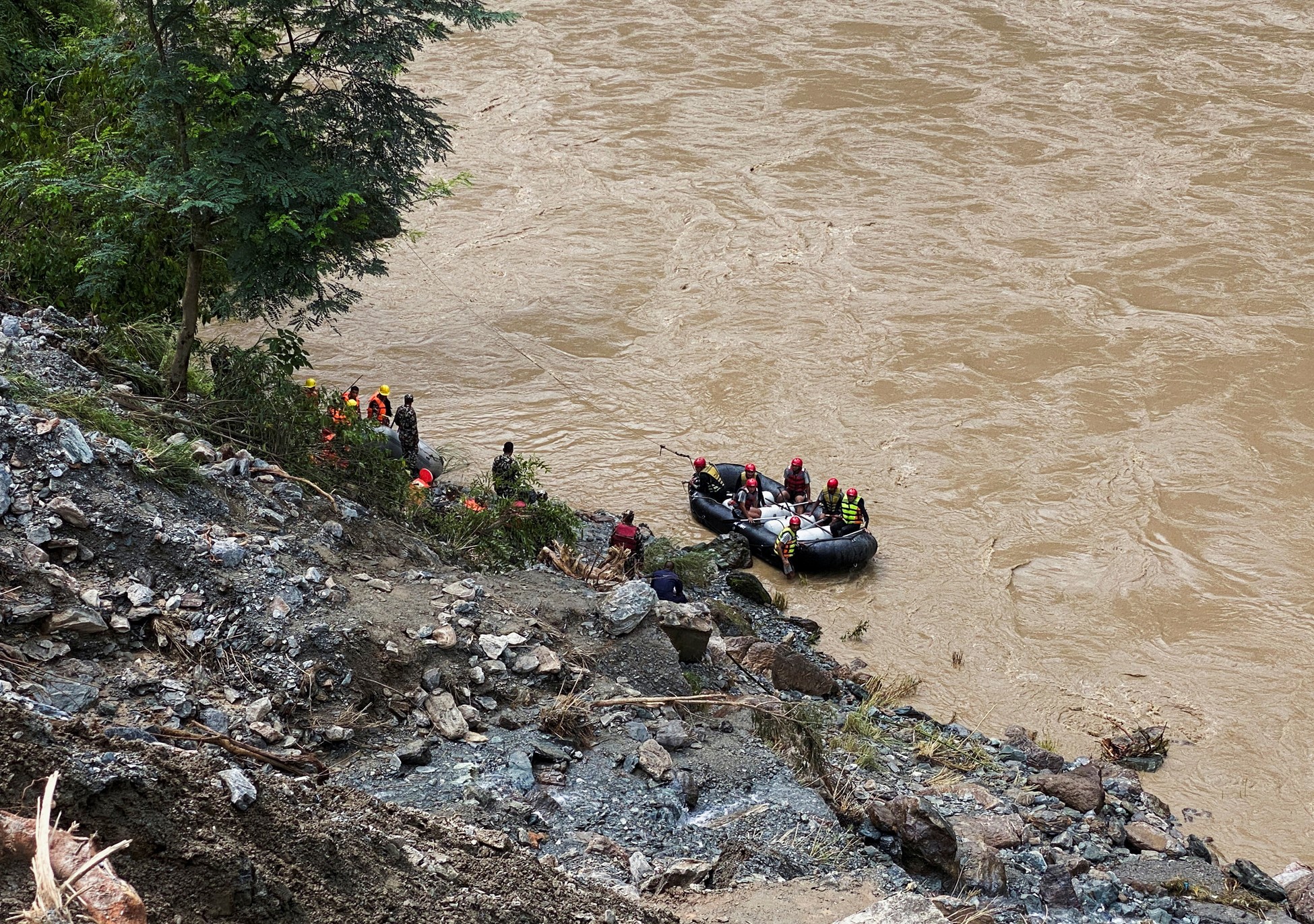 Members of rescue team search for the passenger buses that fell into the Trishuli River after the landslide at Simaltal area in Chitwan district, Nepal July 12, 2024. Photo: Reuters