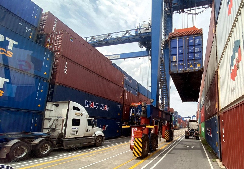 Containers of commodities being loaded onto ships at Cat Lai Port in Thu Duc City, Ho Chi Minh City for offloading. Photo: T. TR./Tuoi Tre