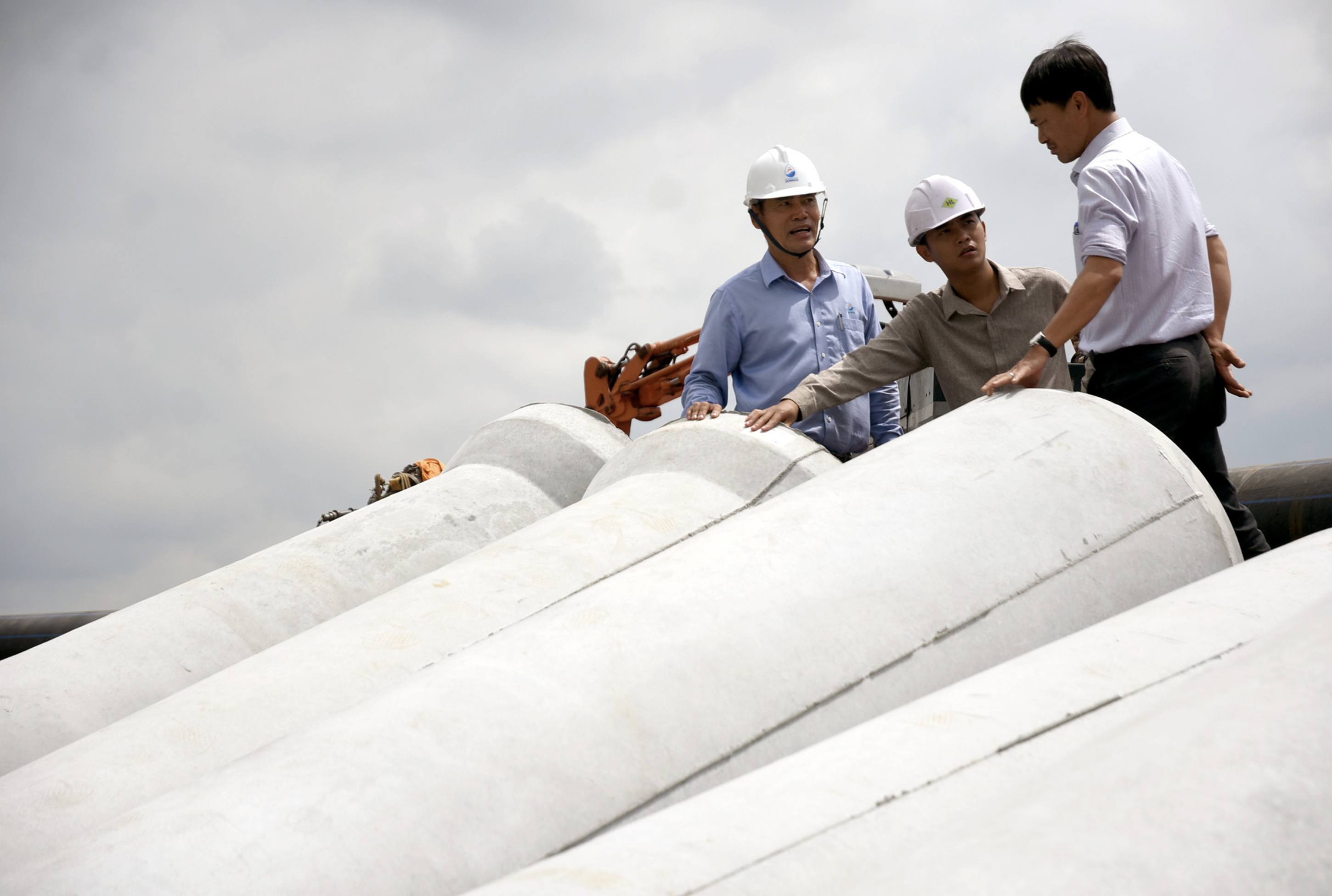 The pipeline is expected to supply 10,000 cubic meters of clean water daily for the international airport in the first phase. Photo: A Loc / Tuoi Tre