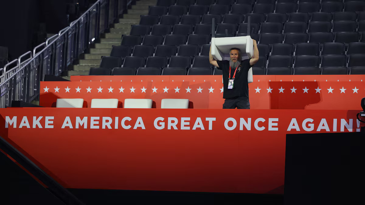 [14/16]A person carries a chair as preparations are made for the Republican National Convention in Milwaukee, Wisconsin, U.S., July 14, 2024. Photo: Reuters