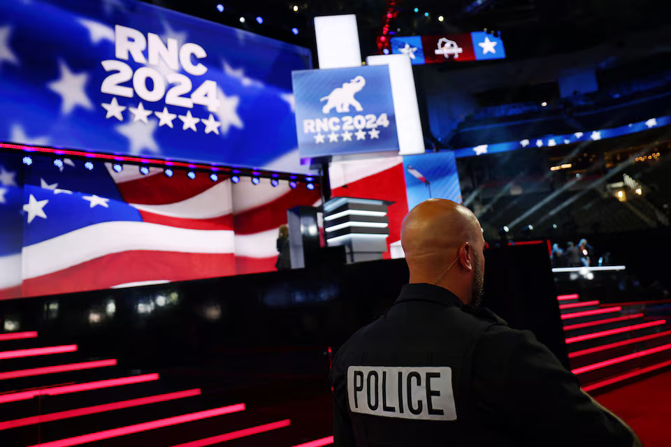 [15/16]A police officer stands on the floor ahead of the Republican National Convention in Milwaukee, Wisconsin, U.S., July 14, 2024. Photo: Reuters