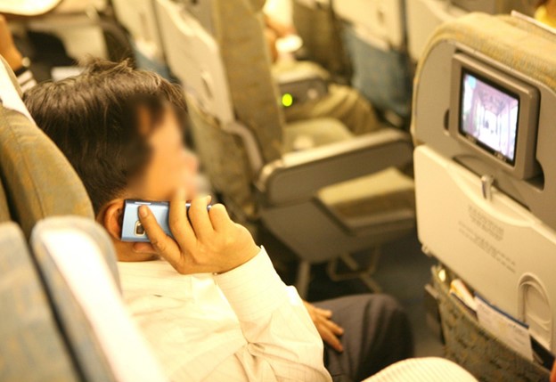 How do Vietnamese deal with annoying behavior on flights?