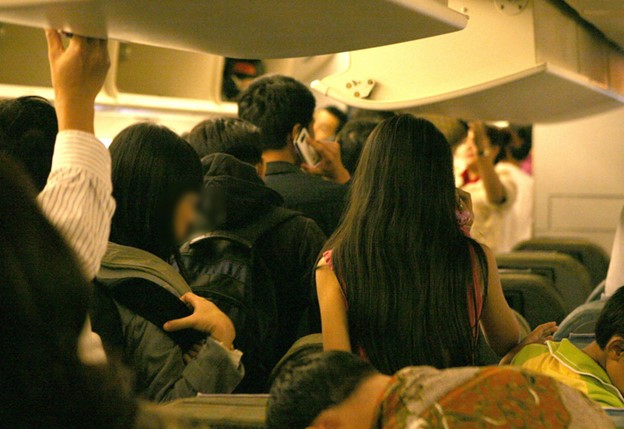 Many passengers get luggage disorderly as soon as the plane lands. Photo: Quan Nam / Tuoi Tre