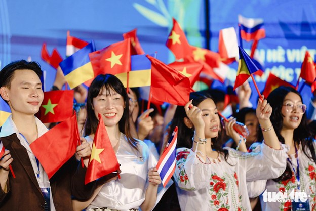 In the framework of the Vietnam Summer Camp 2024, young overseas Vietnamese people will interact with students of the Vietnam Naval Academy in south-central Khanh Hoa Province, visit Hoang Sa (Paracel) Museum in central Da Nang City, the International Centre for Interdisciplinary Science and Education in central Binh Dinh Province, and the Ho Chi Minh City Museum of Fine Arts in the namesake city, and meet with successful overseas Vietnamese people. Photo: Danh Khang / Tuoi Tre