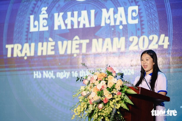 Nguyen Khue An, 16, from the UK, delivers a speech at the opening ceremony of the Vietnam Summer Camp 2024. She shared an idea of developing a global Vietnam summer camp network where young overseas Vietnamese people can conduct activities to help the Vietnamese community across the world. Photo: Danh Khang / Tuoi Tre