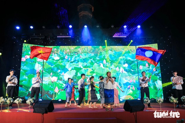 Young Vietnamese people from Laos sing a Vietnamese song. Photo: Danh Khang / Tuoi Tre