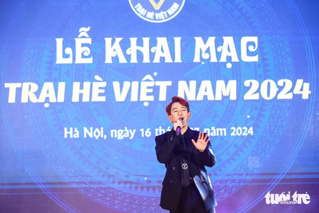 Vietnamese singer, actor Quang Anh contributes a performance to welcome overseas Vietnamese people. Photo: Danh Khang / Tuoi Tre