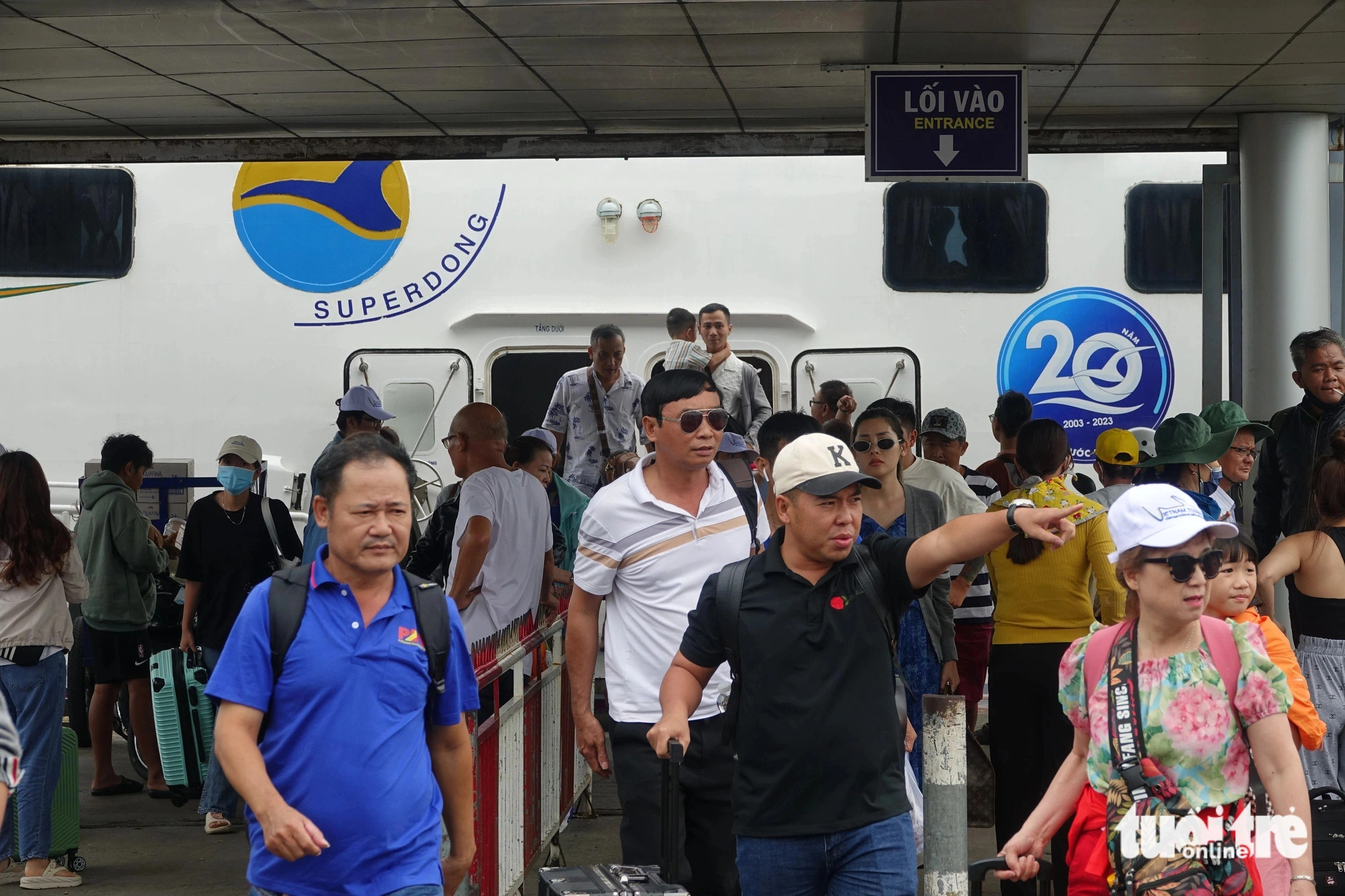 700 tourists stranded on Vietnam island safely back to mainland