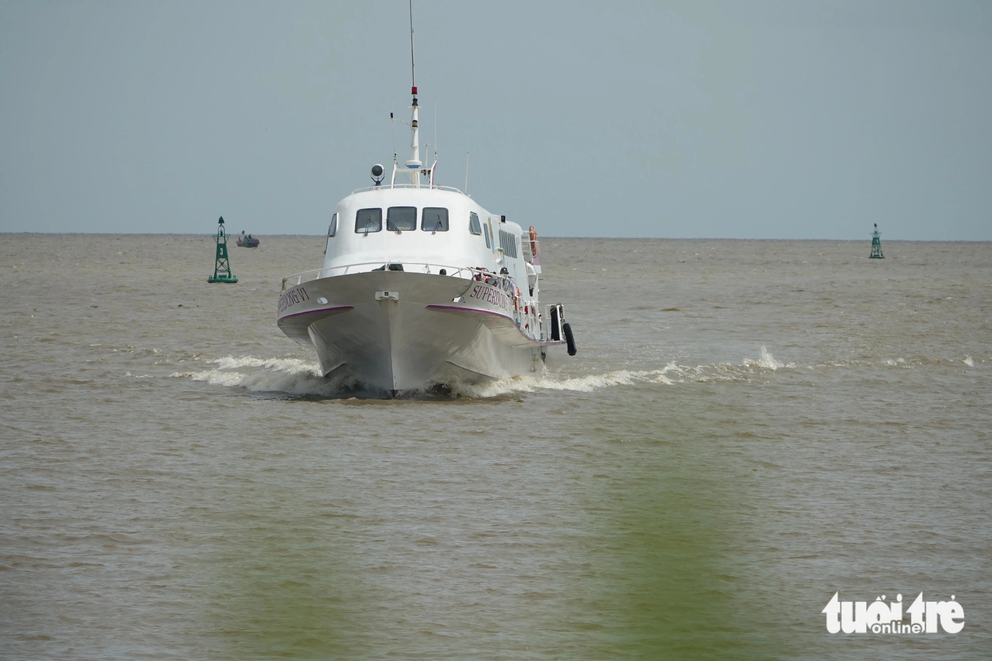 An express boat transports visitors stranded on Nam Du Island off Kien Hai District, Kien Giang Province, southern Vietnam to the the provincial city of Rach Gia, July 16, 2024. Photo: Chi Cong / Tuoi Tre