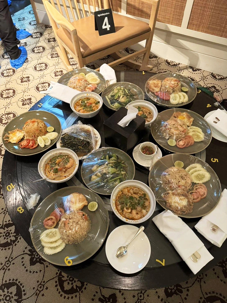 The food dishes are found uncontacted in the room at Grand Hyatt Erawan Hotel in Thailand’s Bangkok, where the six Vietnamese were found dead on July 16, 2024. Photo: Khaosod