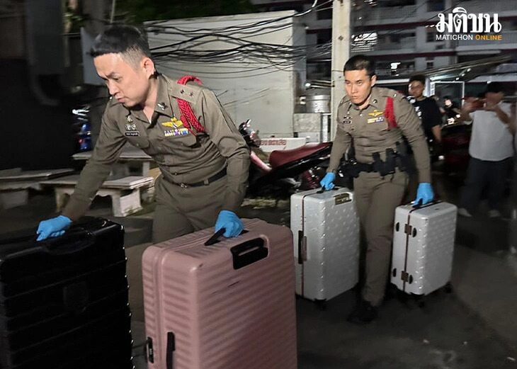 Thai police officers take the luggage of the six victims who were found dead in a room at Grand Hyatt Erawan Hotel in Thailand’s Bangkok, to an investigation agency on July 16, 2024. Photo: Matichon