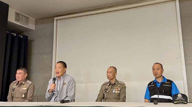 Thai Prime Minister Srettha Thavisin (L, 2nd) speaks at the press conference held with a group of senior police officers joining the investigation of the deaths of six Vietnamese including two with American nationality at Bangkok on July 16, 2024. Photo: Khaosod