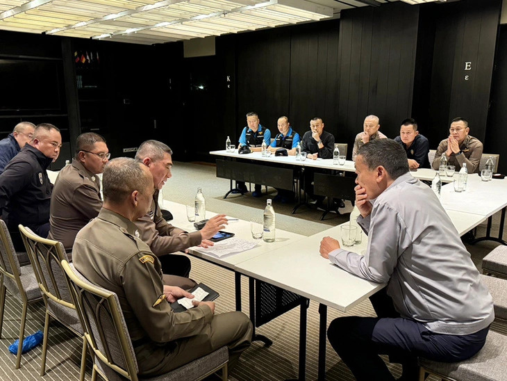 Thai Prime Minister Srettha Thavisin (R) talks with a group of senior police officers joining the investigation of the deaths of six Vietnamese including two with U.s. passports at Grand Hyatt Erawan Hotel in Thailand’s Bangkok on July 16, 2024. Photo: Khaosod