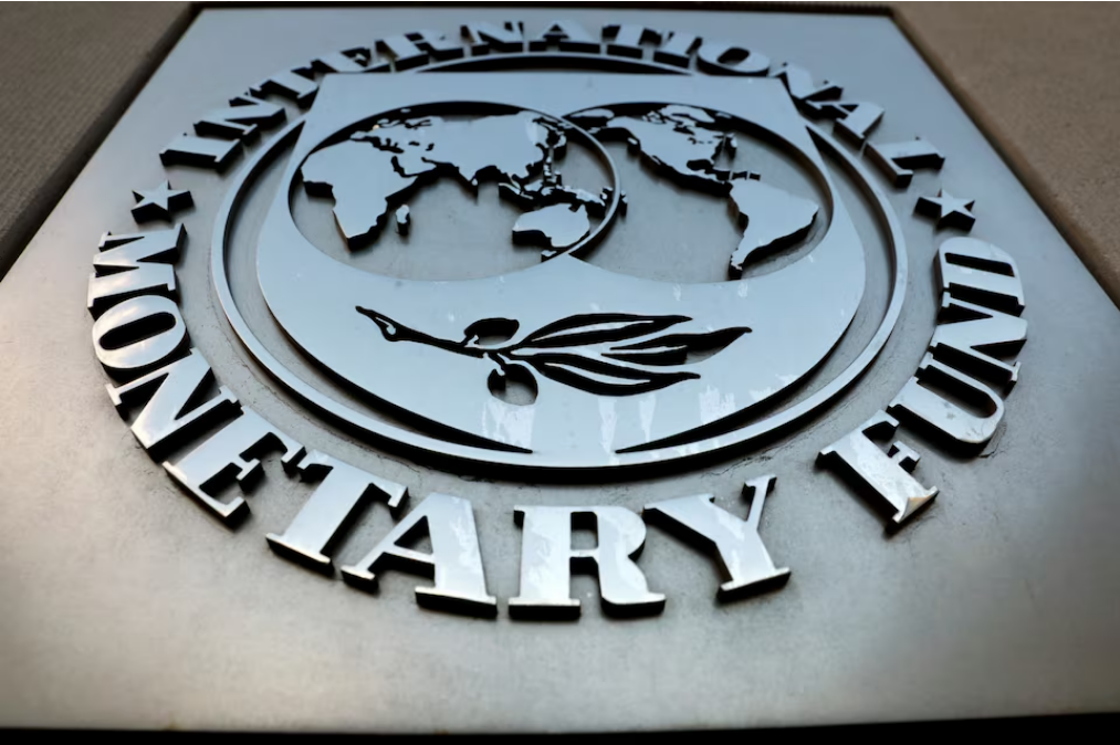 The International Monetary Fund (IMF) logo is seen outside the headquarters building in Washington, U.S., as IMF Managing Director Christine Lagarde meets with Argentine Treasury Minister Nicolas Dujovne September 4, 2018. Photo: Reuters