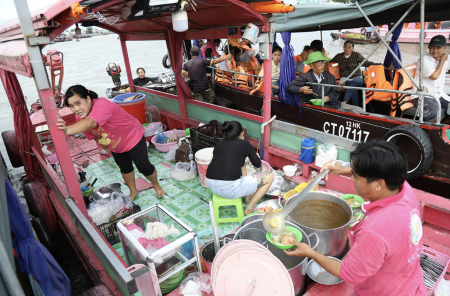 Martin Stiermann suggests that local authorities should give support to merchants at the floating market. Photo: Chi Quoc / Tuoi Tre