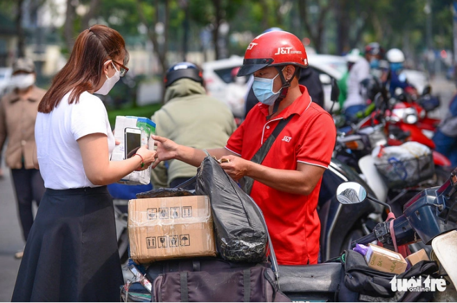 Revenue generated by Vietnam’s top five e-commerce platforms hit VND71.2 trillion ($2.8 billion) in the first quarter of 2024. Photo: Quang Dinh / Tuoi Tre