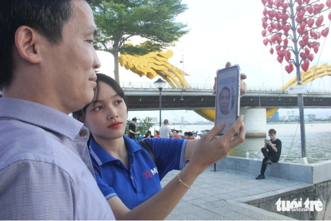 Some 3,810 households in Da Nang City currently do not have smartphones. Photo: Truong Trung / Tuoi Tre