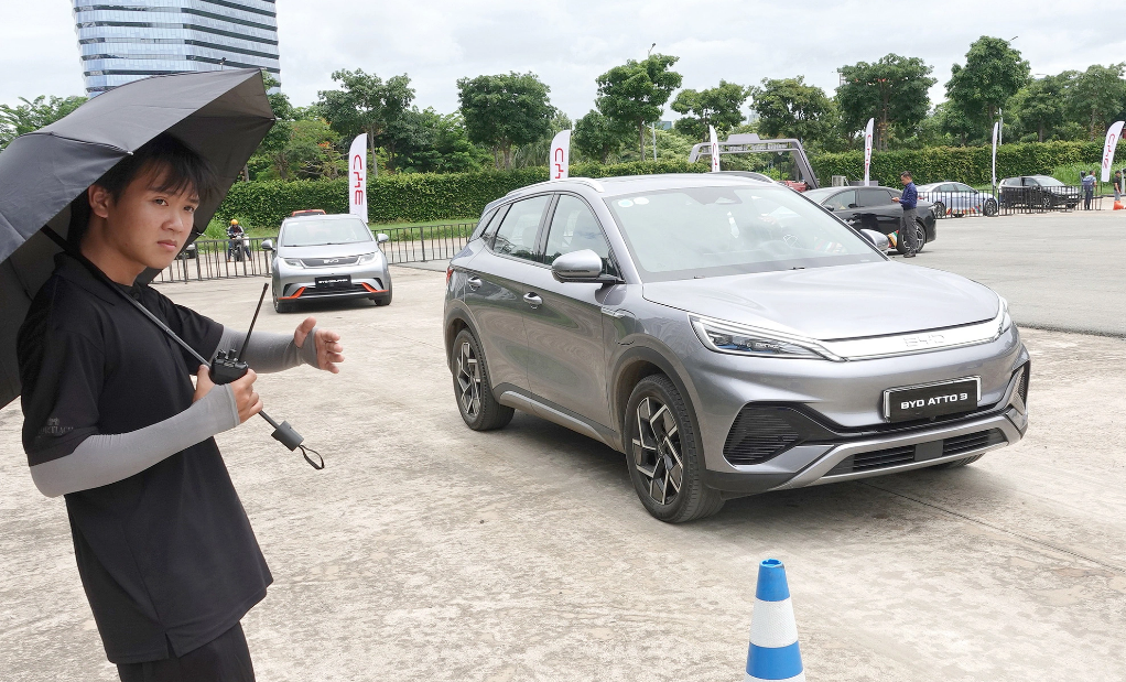 Customers test BYD cars in Thu Duc City, Ho Chi Minh City on July 18, 2024. Photo: T.T.D./ Tuoi Tre