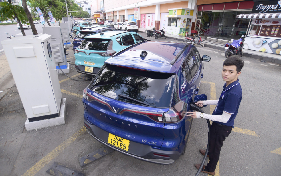 An EV charging station in Ho Chi Minh City. Photo: Quang Dinh / Tuoi Tre