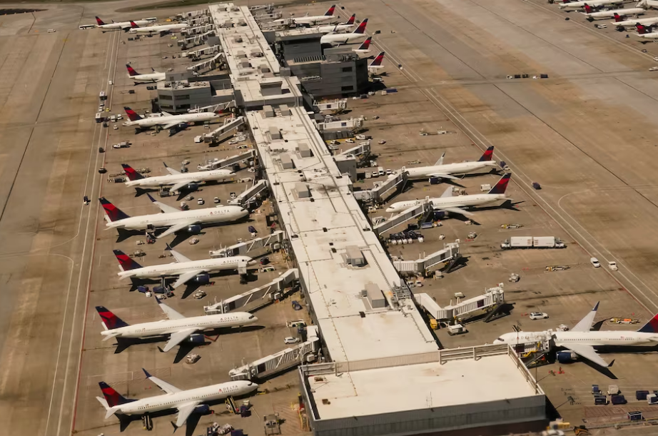 Delta commercial airliners are seen at Hartsfield-Jackson Atlanta International Airport in Atlanta, Georgia, U.S., April 5, 2024. Photo: Reuters