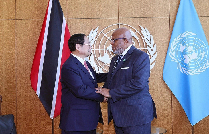 Vietnam’s Prime Minister Pham Minh Chinh shakes hands with President of the 78th session of the United Nations General Assembly Dennis Francis in a meeting at the United Nations headquarters in New York, the U.S. in September 2023. Photo: VGP