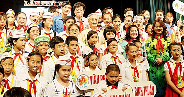 Vietnamese Party General Secretary Nguyen Phu Trong poses for a photo with Vietnamese children in 2010.