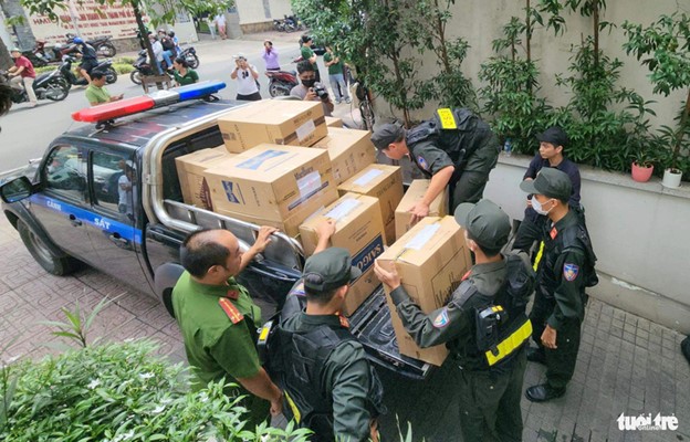 Police officers confiscate many boxes of documents from Loan’s residence on July 19, 2024. Photo: Ngoc Khai / Tuoi Tre