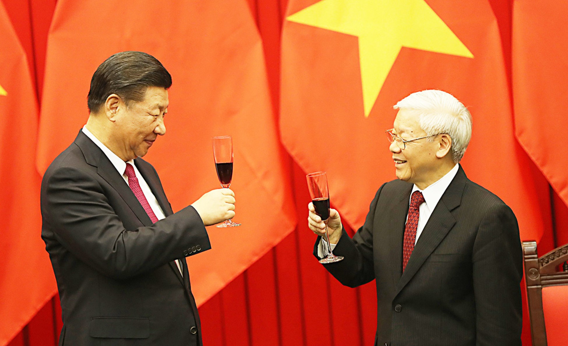 Vietnamese Party General Secretary Nguyen Phu Trong (R) and President of China Xi Jinping make a toast after Vietnam and China sign cooperation agreements on November 12, 2017 during Xi’s visit to Vietnam. Photo: Nguyen Khanh / Tuoi Tre