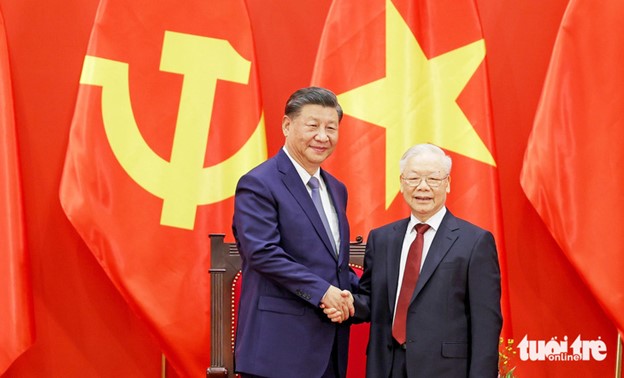 Vietnamese Party General Secretary Nguyen Phu Trong (R) shakes hands with Chinese Party General Secretary and President Xi Jinping during the Chinese leader’s visit to Vietnam in December 2023. Photo: Nguyen Khanh / Tuoi Tre