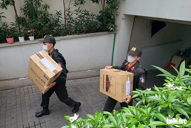 Police officers confiscate many boxes of documents from Loan’s residence on July 19, 2024. Photo: Ngoc Khai / Tuoi Tre