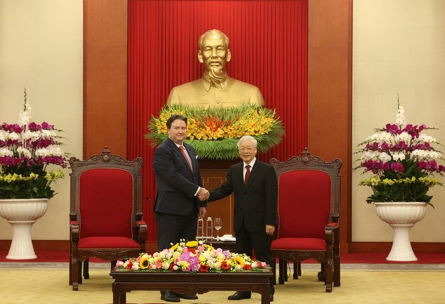 Vietnamese Party General Secretary Nguyen Phu Trong (R) shakes hands with U.S. Ambassador in Vietnam Marc E. Knapper. Photo: vn.usembassy.gov