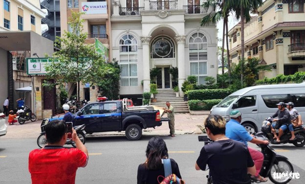 Police officers reach Loan’s residence. Photo: Ngoc Khai / Tuoi Tre