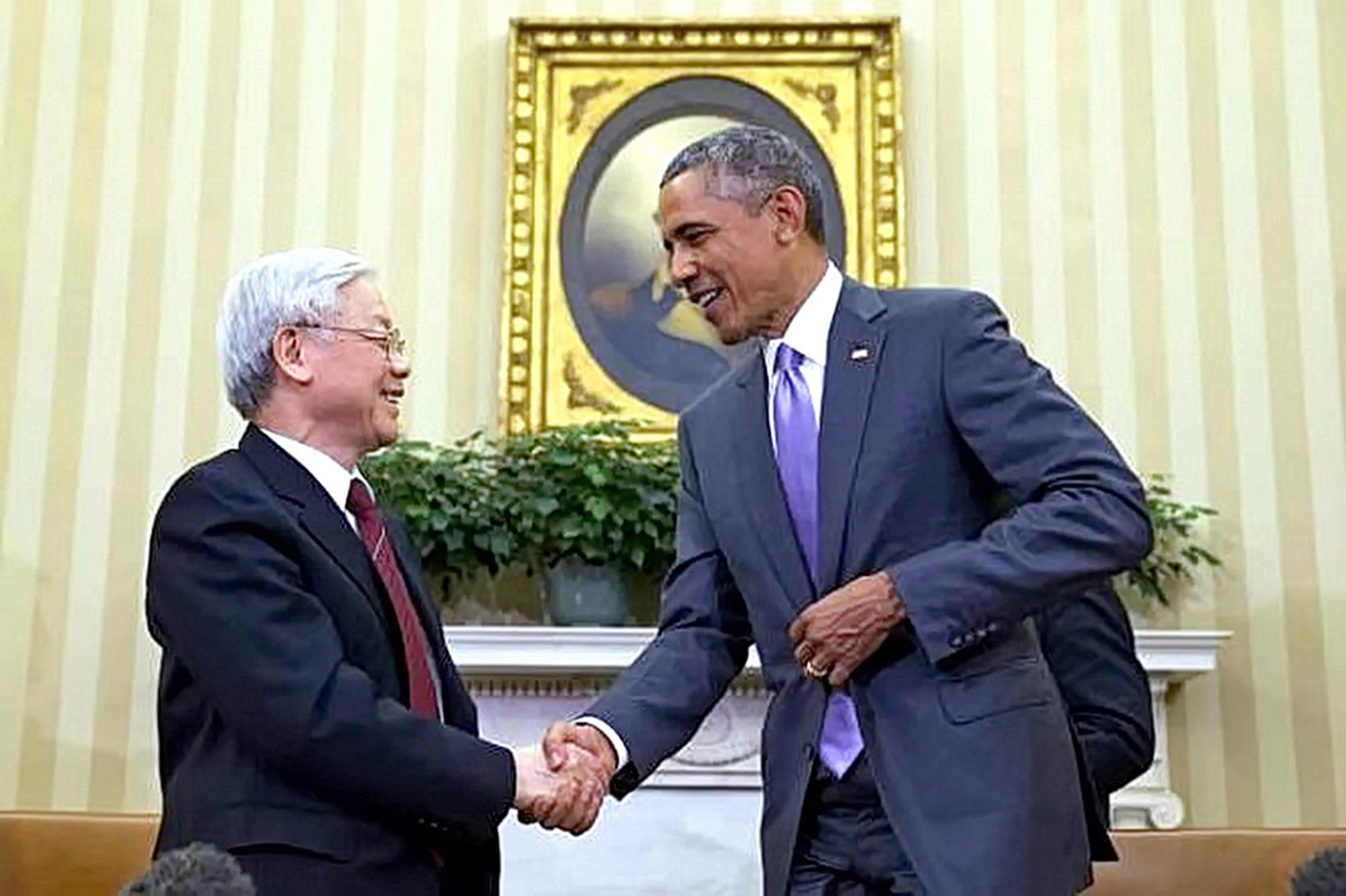 Vietnamese Party General Secretary Nguyen Phu Trong (L) shakes hands with U.S. President Barack Obama at the White House in July 2015. Photo: ZIMBO