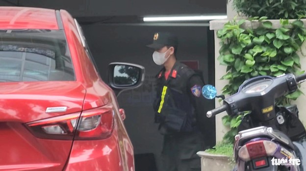 Police officers arrive at Loan’s residence on July 19, 2024 morning and leave at 3:45 pm the same day. Photo: Ngoc Khai / Tuoi Tre