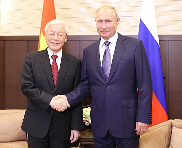 Russian President Vladimir Putin (R) shakes hands with Vietnamese Party General Secretary Nguyen Phu Trong. Photo: Vietnam News Agency